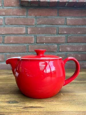 Bauchige Teekanne im fröhlichen Rot Bauchige Teekanne im fröhlichen Rot