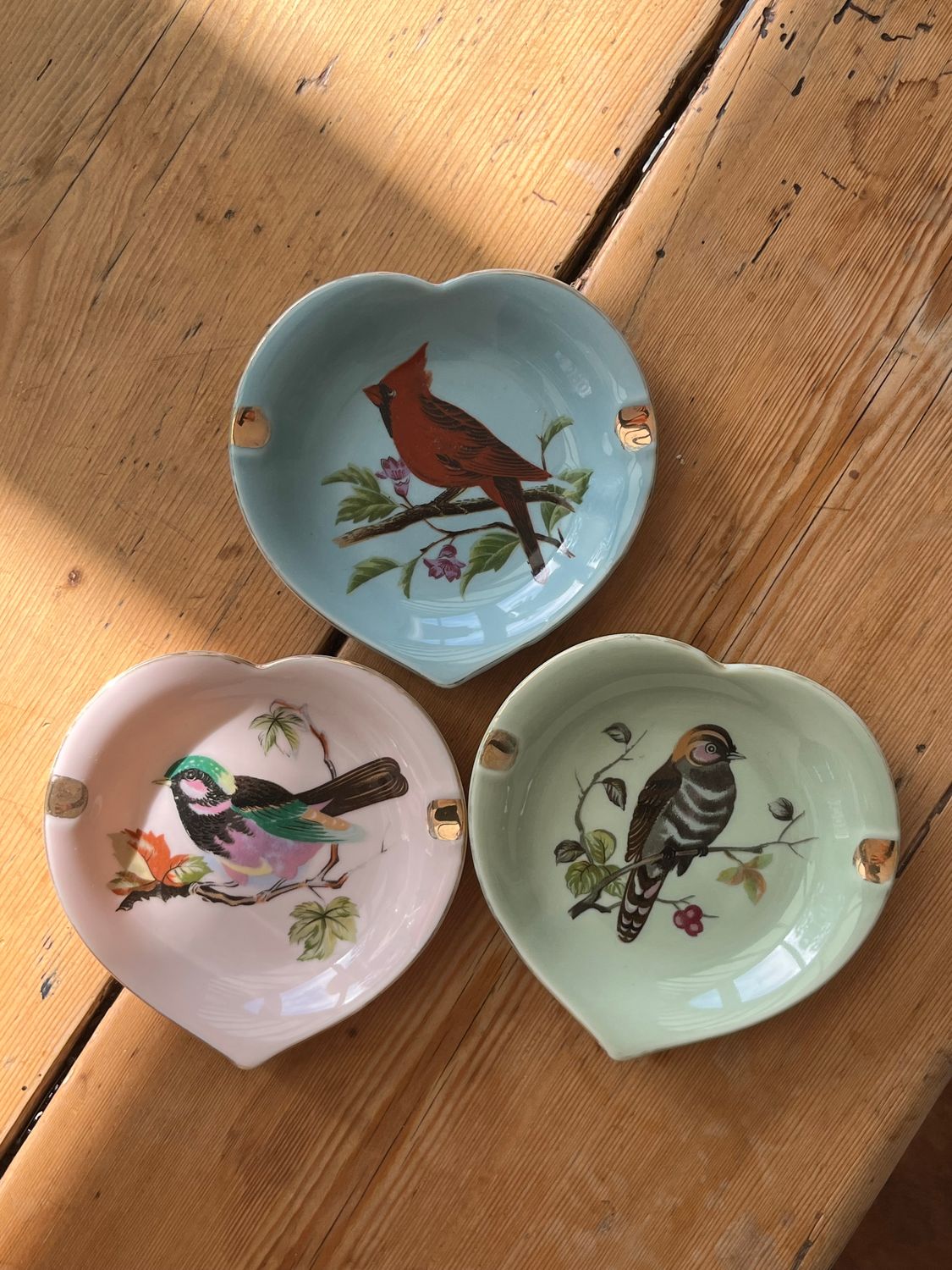Vintage-Aschenbecher aus Porzellan – Herzform mit Vogelmotiven
