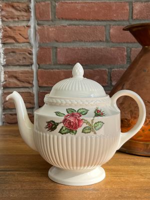 Wedgwood „Moss Rose“ – romantische Vintage-Teekanne in Cremeweiß