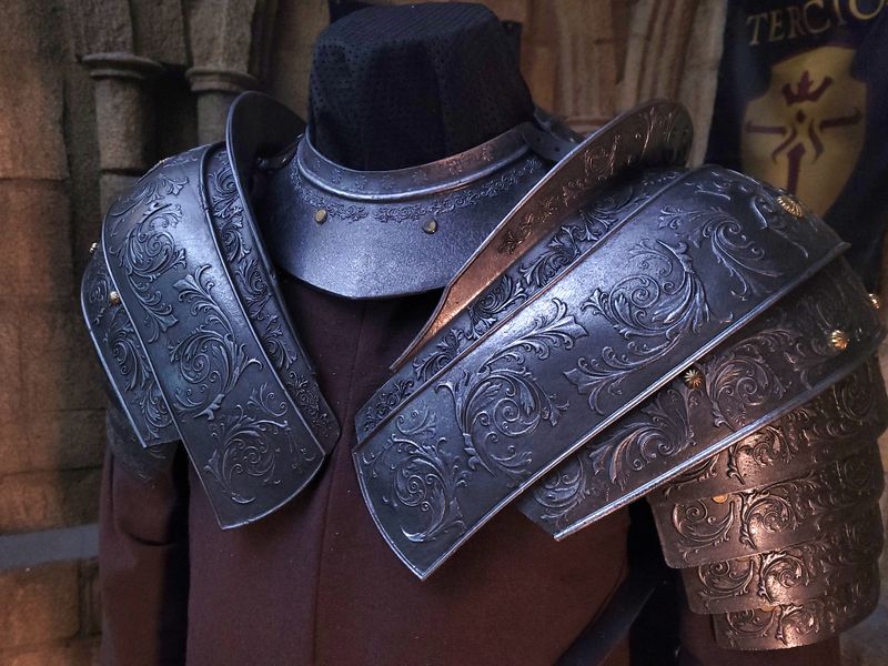 Engraved heavy pauldrons