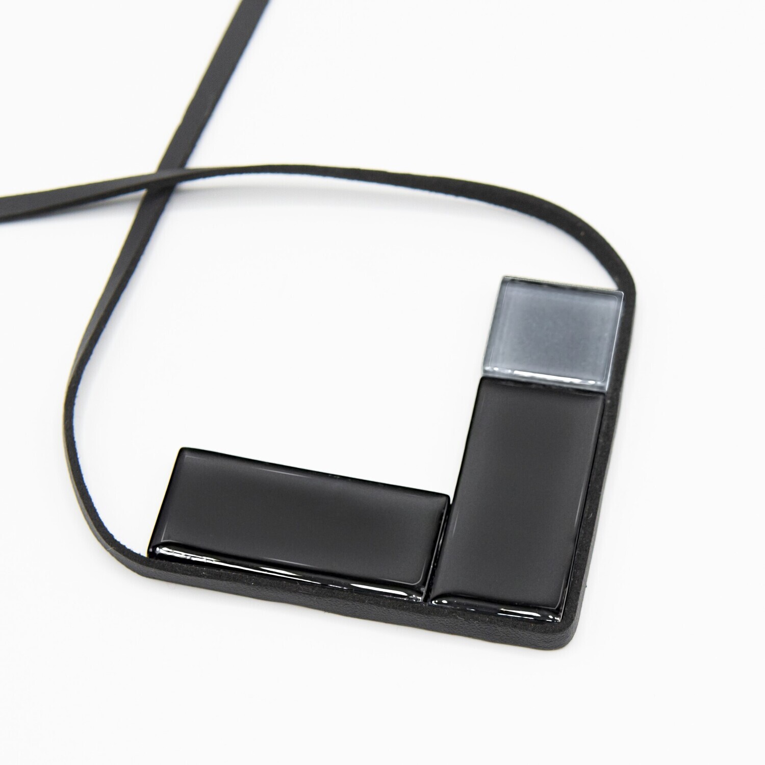 Colar Élan em V Grande Preto