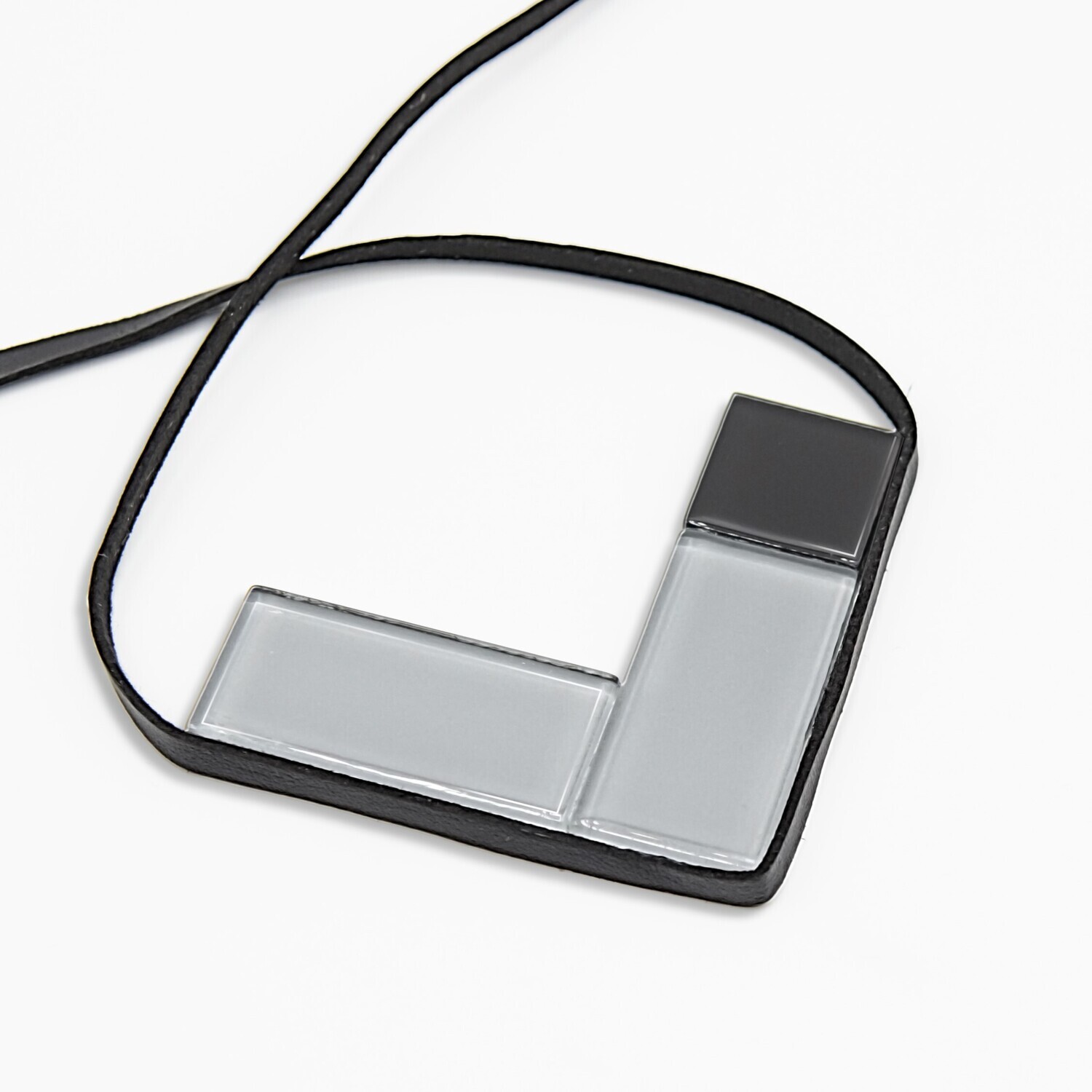 Colar Élan em V Grande Cinza