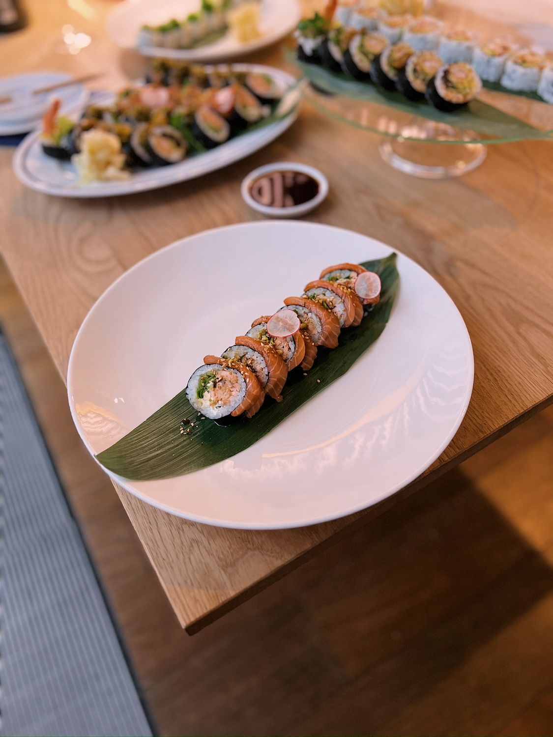 Maki grillowany i surowy łosoś 6 pc.