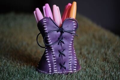 W21 The Queen's Pencil Holder