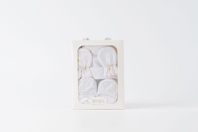 Set muts , slofjes , en wantjes van Queen of the Swan