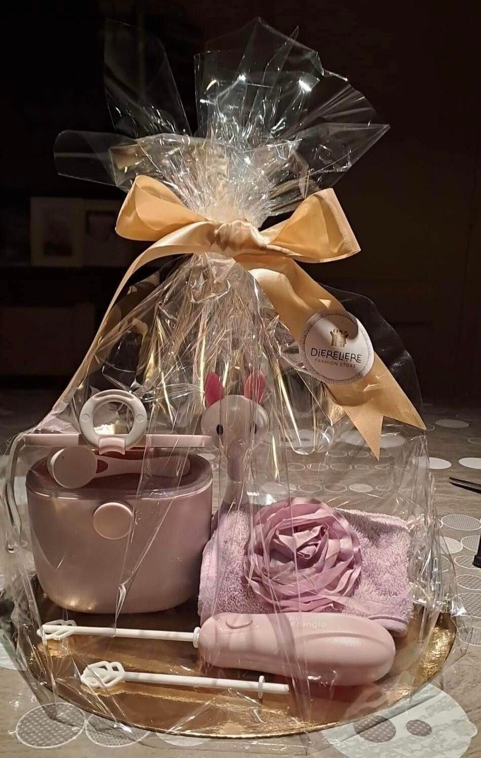 Cadeautje ( Melkpoeder doos , Melk Mixer , Slabbetje , Rammelaar met lichtje )