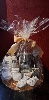 Cadeau ( muts , wantjes , kousjes , fopspeen koord , verzorgingsset )