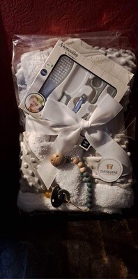 Cadeau ( kleine verzorgingsset, fopspeen + fopspeenkoord , deken ) neutraal kleur