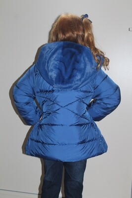 Winter jas meisje met tasje bij