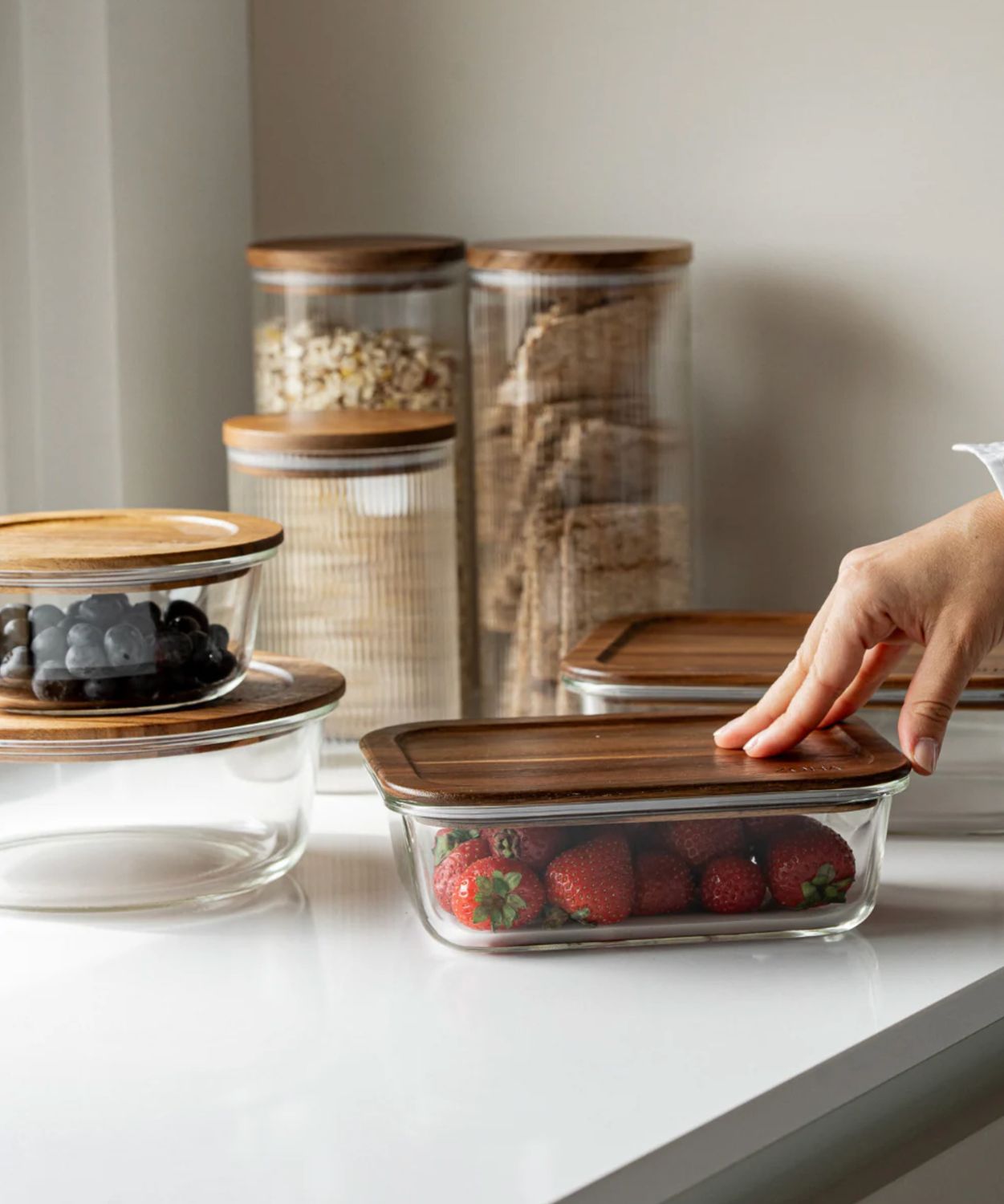 Storage container with acacia lid 1520 ml Storage container with acacia lid 1520 ml