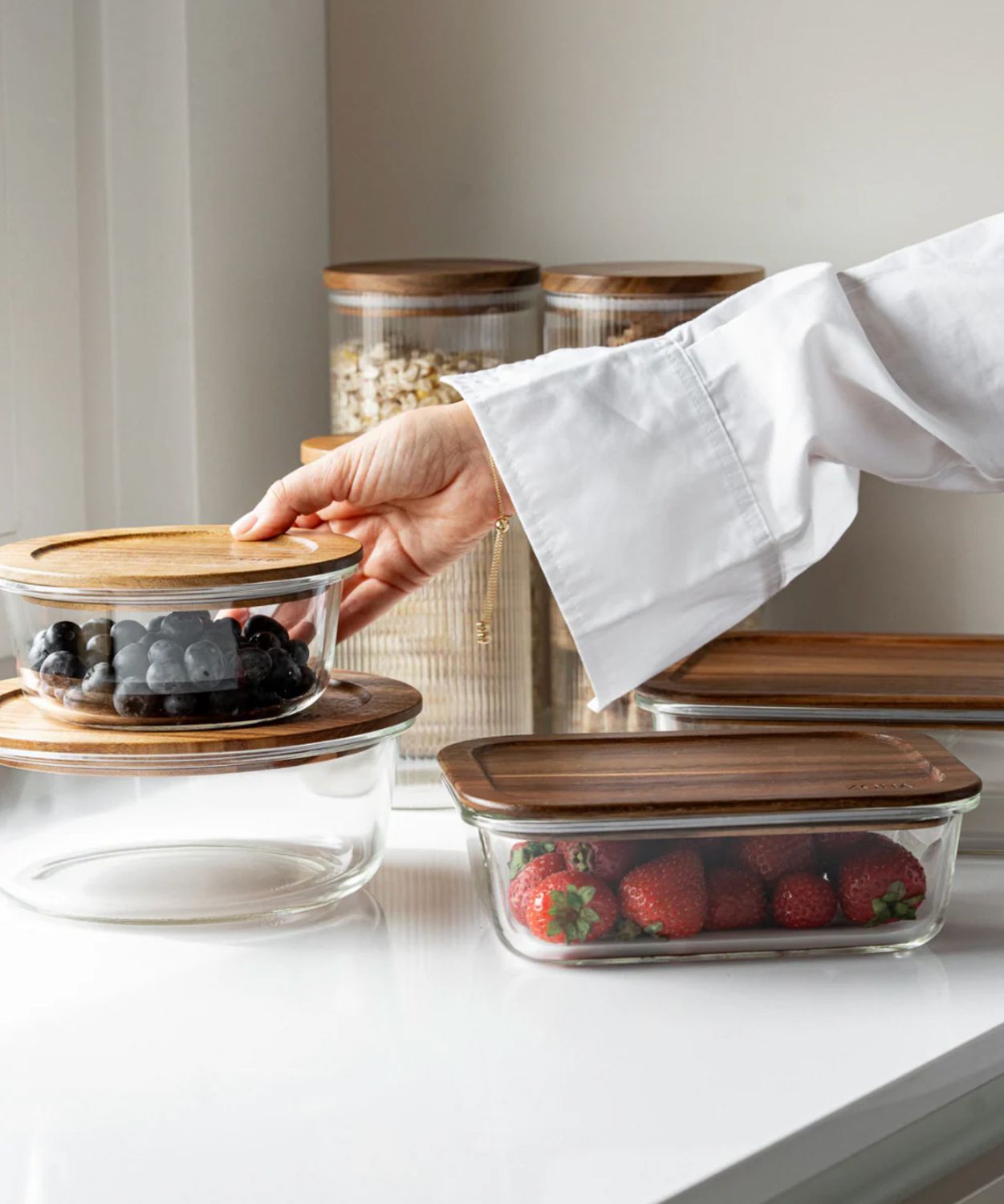 Storage container with acacia lid Round 1300 ml Storage container with acacia lid Round 1300 ml