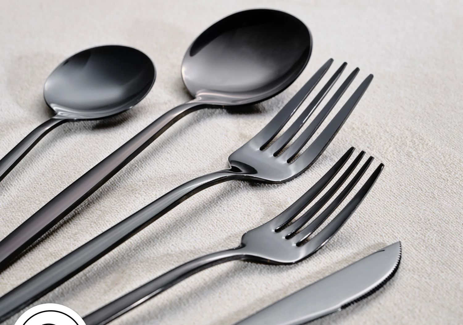 Karaca Orion glanzend zwart 30-delig bestekset voor 6 personen Karaca Orion glanzend zwart 30-delig bestekset voor 6 personen