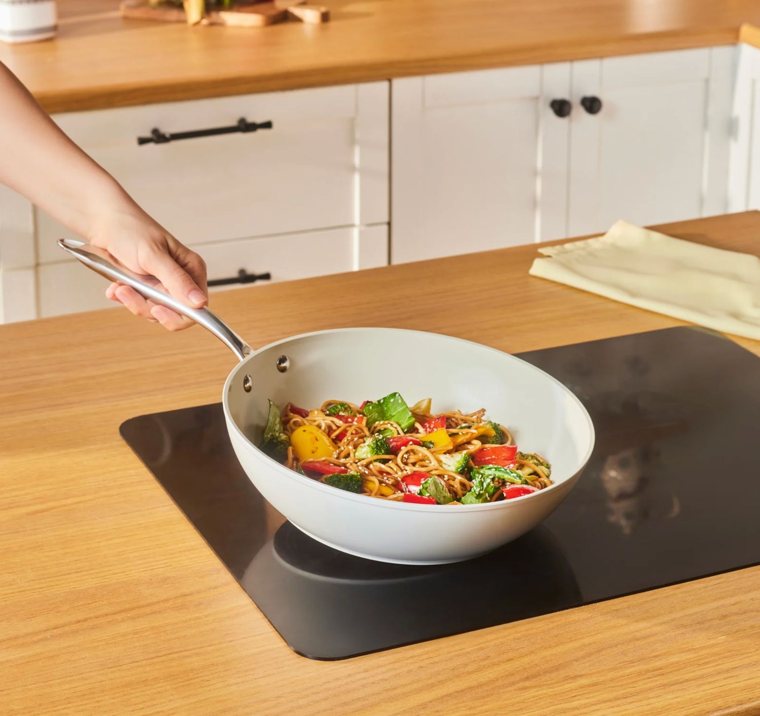 Karaca Swiss Crystal Almond Cream Wokpan met RVS Handvat 28 cm