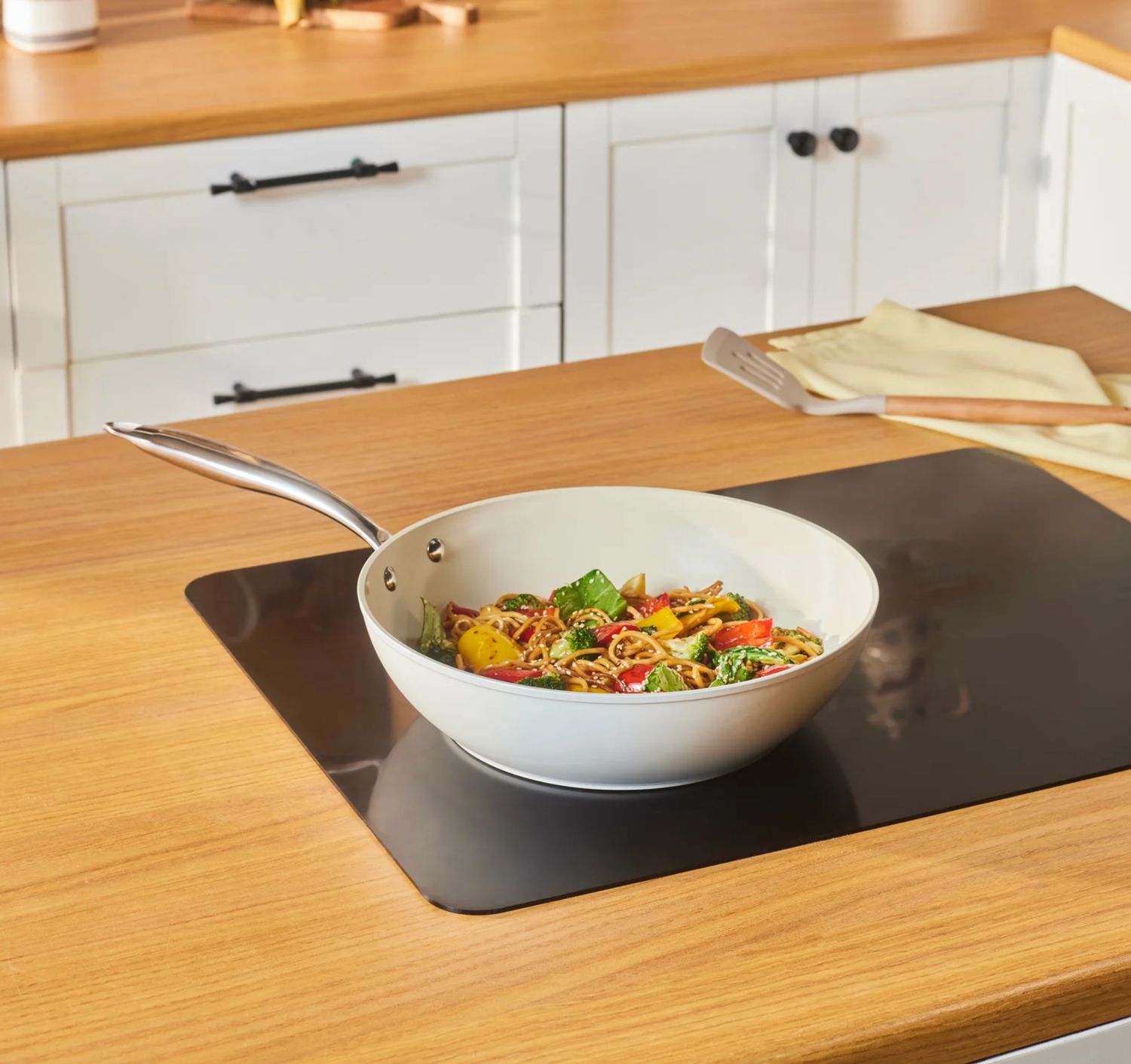 Karaca Swiss Crystal Almond Cream Wokpan met RVS Handvat 28 cm