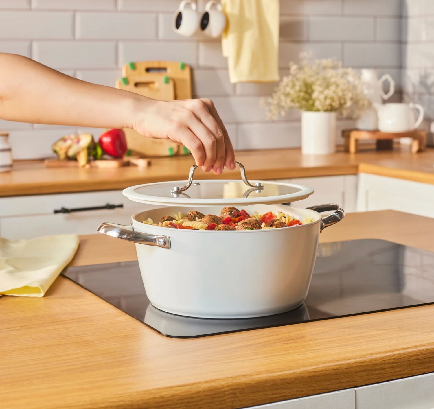 Karaca Swiss Crystal Almond Cream Kookpot met roestvrijstalen handvat, 24 cm