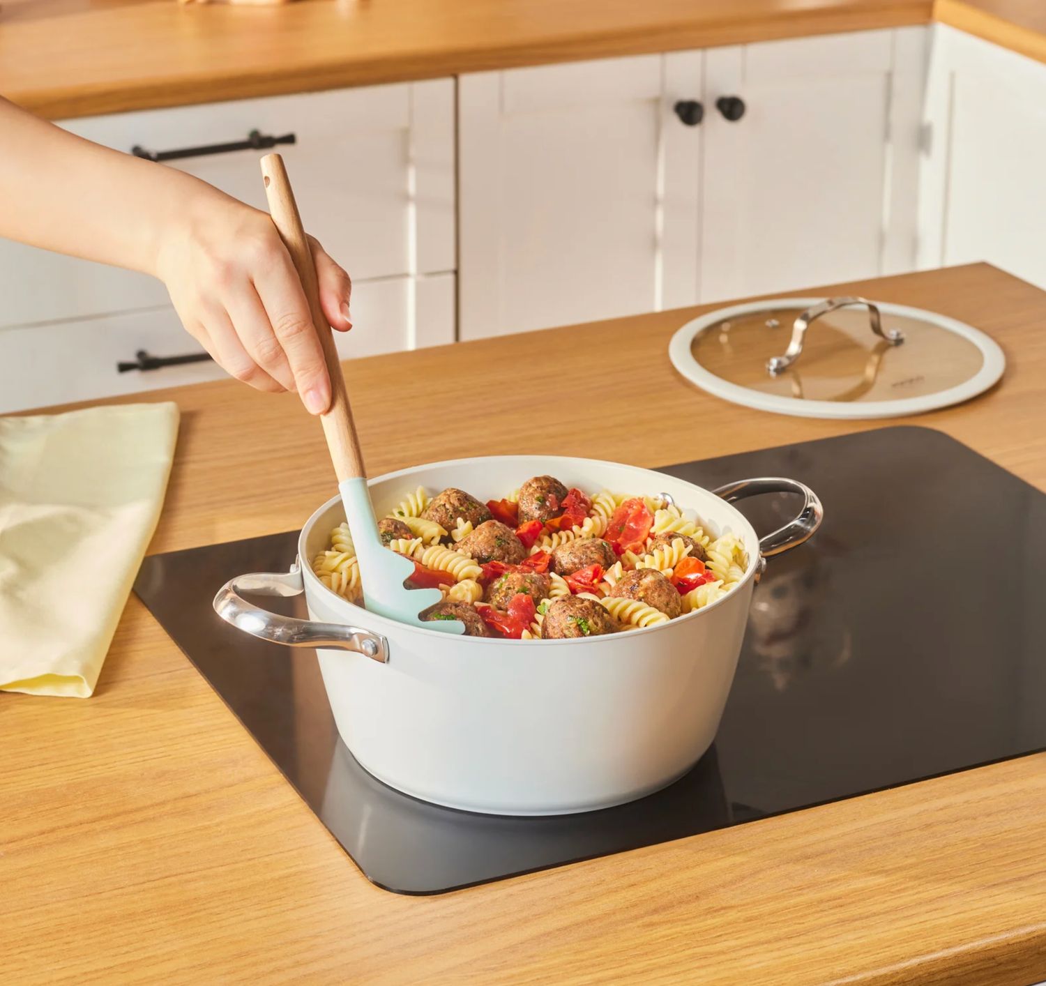 Karaca Swiss Crystal Almond Cream Kookpot met roestvrijstalen handvat, 24 cm