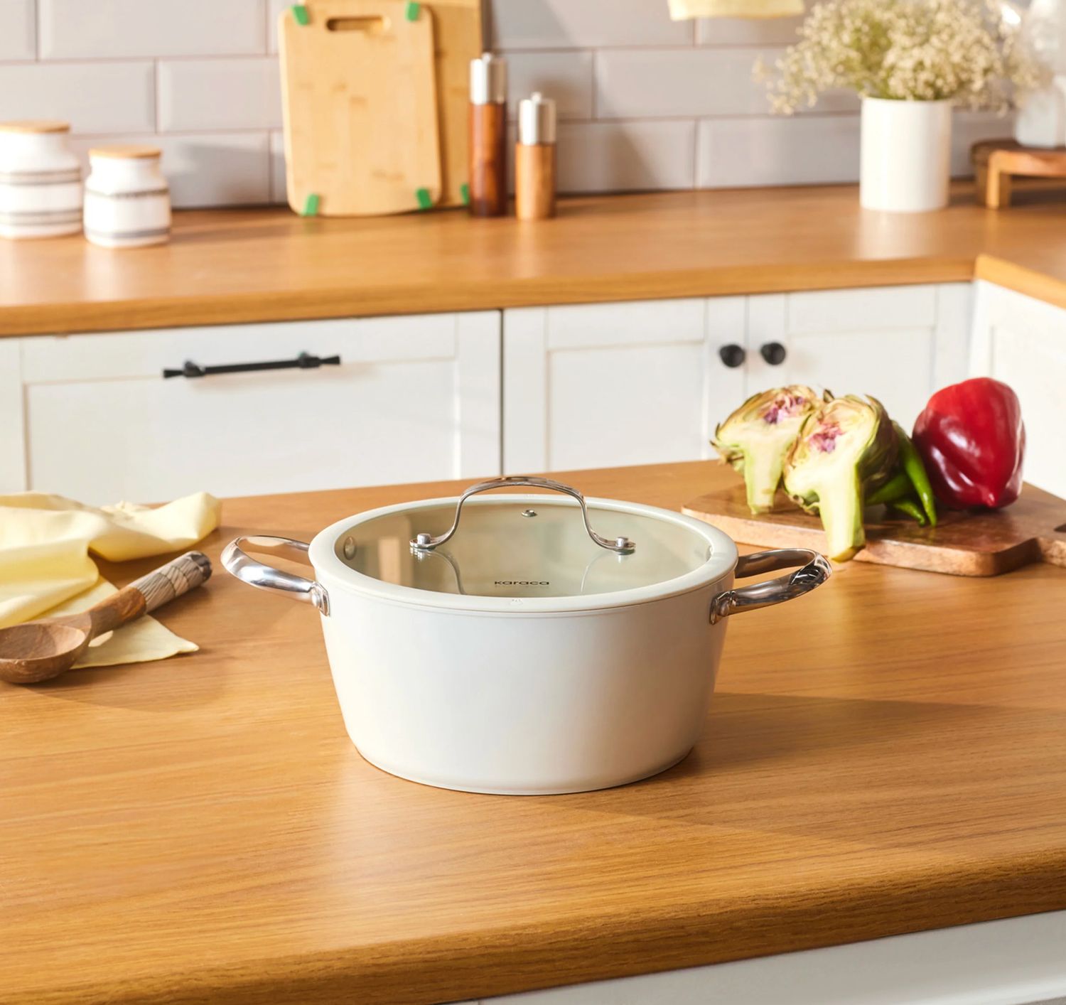 Karaca Swiss Crystal Almond Cream Kookpot met roestvrijstalen handvat, 24 cm