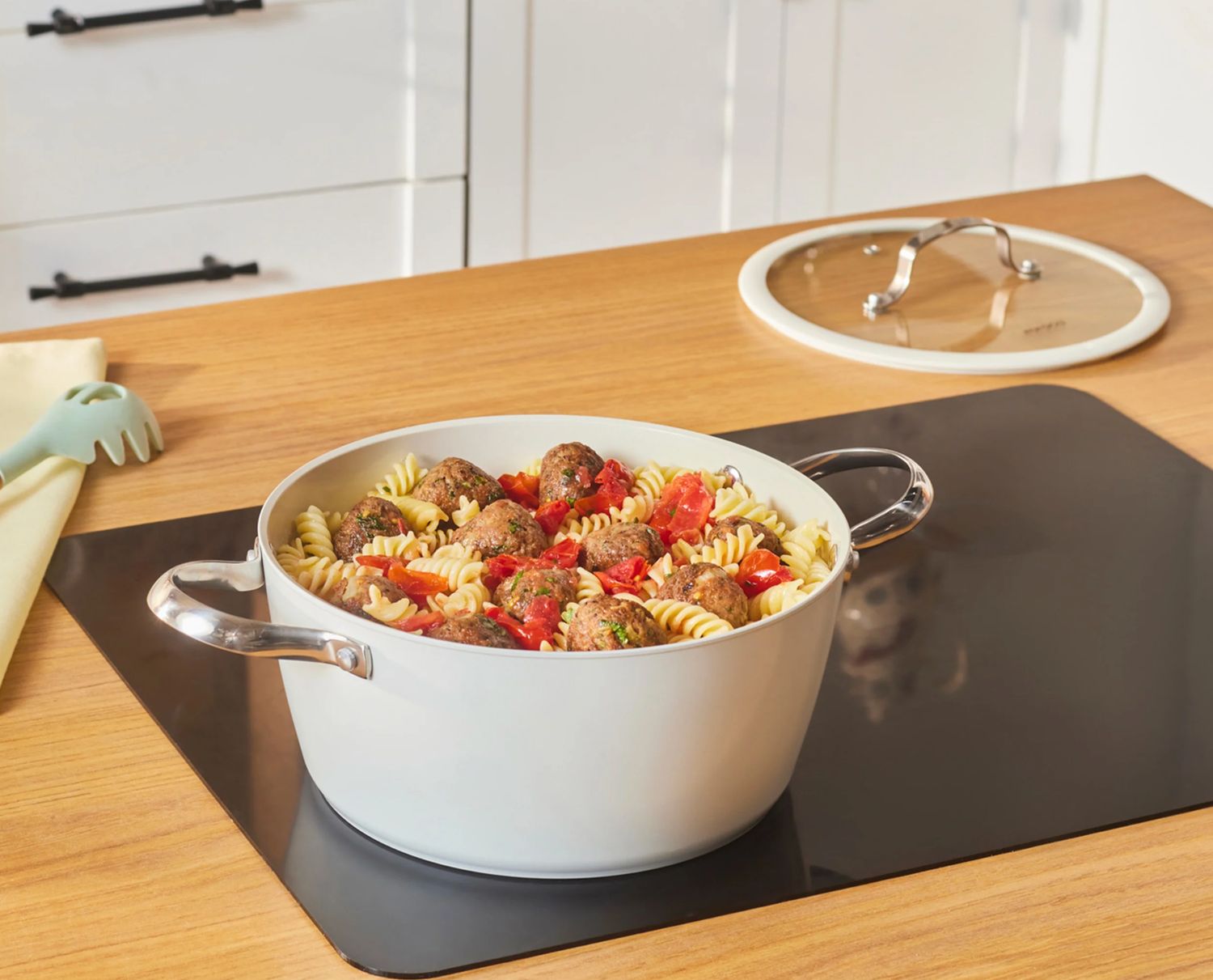 Karaca Swiss Crystal Almond Cream Kookpot met roestvrijstalen handvat, 24 cm