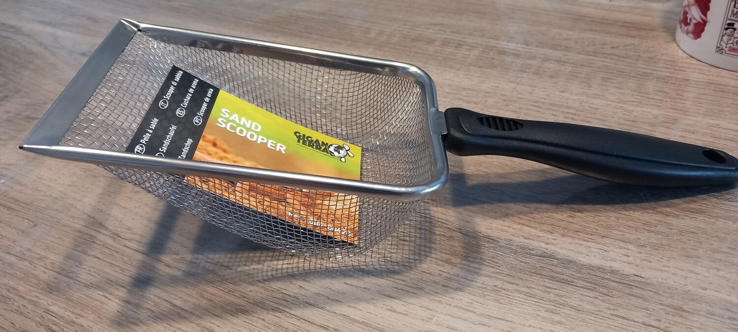Metal cleaning scoop for terrarium sand substrates
