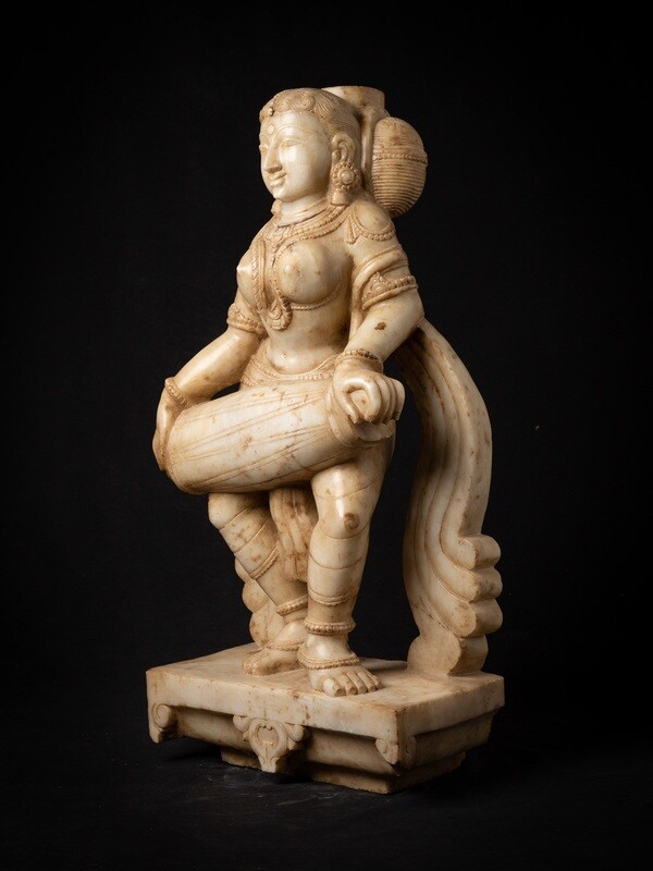 Groot, antiek marmeren beeld: Indiase Muzikante met trommel