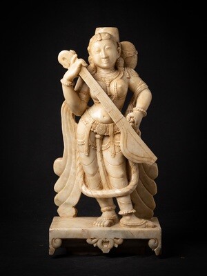 Groot, antiek marmeren beeld: Indiase Muzikante met sitar