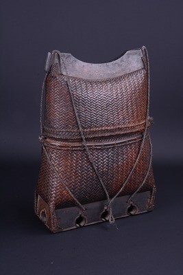 Gandek uit Lombok, draagmand/handtas met deksel