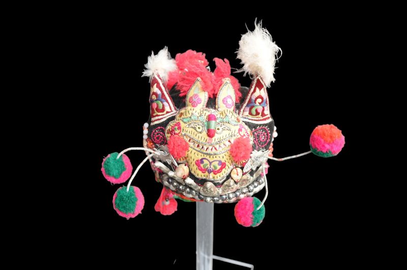 Bai babyhoedje met een leeuwenkopje, Yunnan (China)