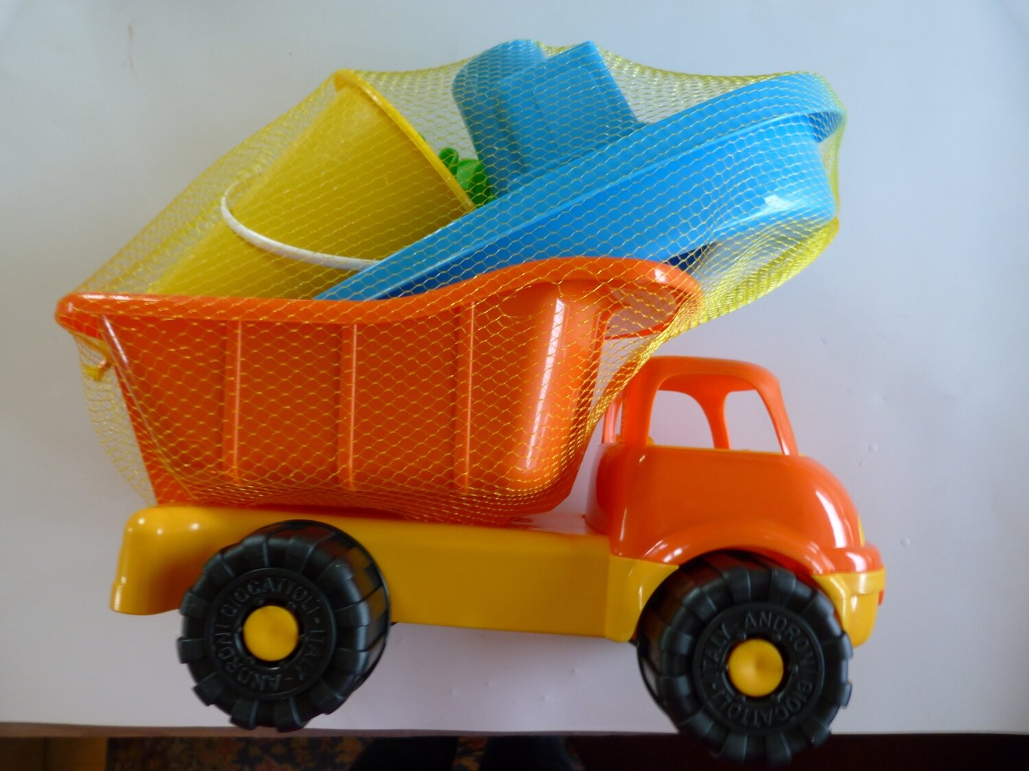Vrachtwagen met strandspeelgoed  en boot