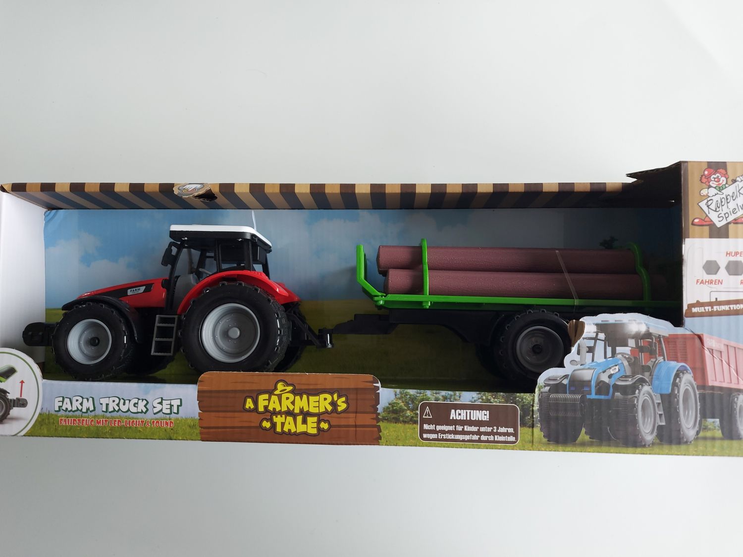 Tractor met boomstammen