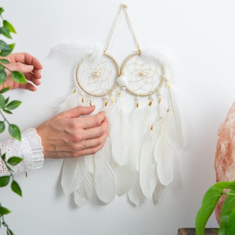 Handgemaakte Dromenvanger- Parels &amp; Veren – Uil – Wijsheid (35 cm)