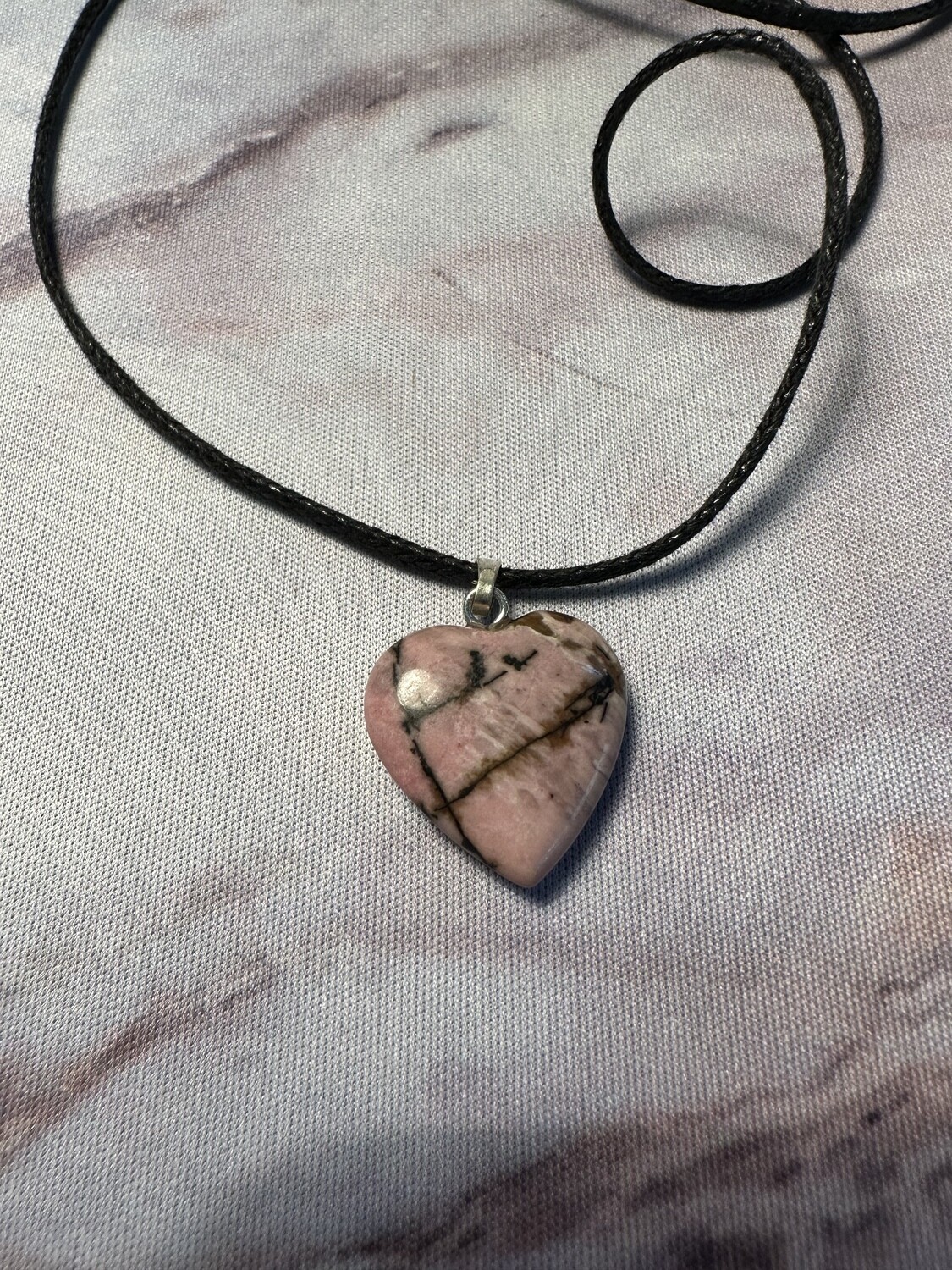 Edelstenen hart hanger roze met koordje