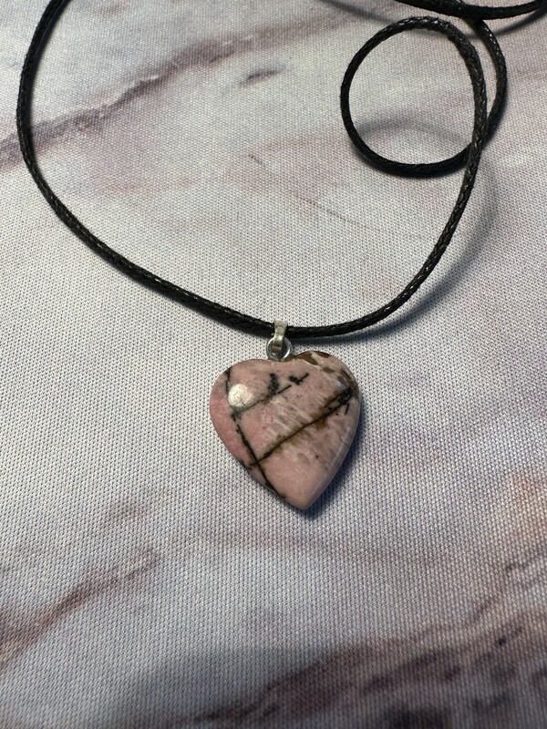 Edelstenen hart hanger roze met koordje