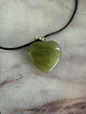 Pendentif coeur pierre précieuse vert avec cordon
