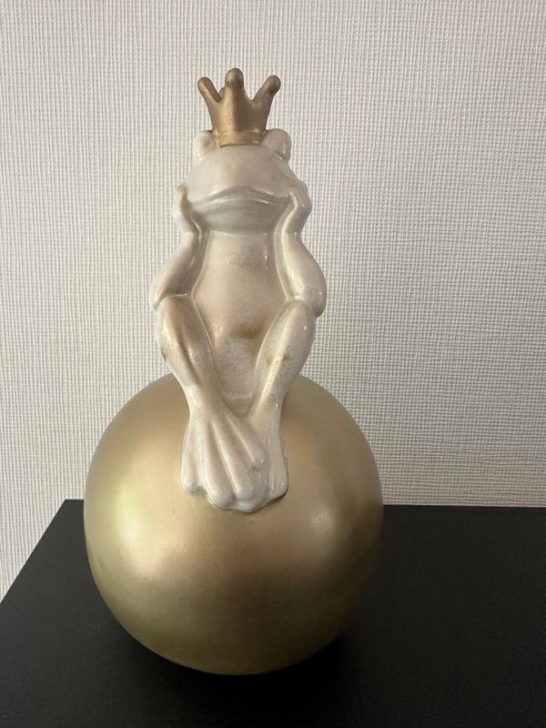 Kikker op bol ( H 20 x B 11 x L 12 cm)