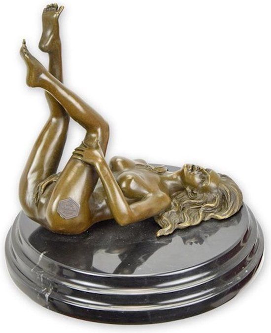 Beeld BRONZEN NAAKTE VROUW OP HAAR RUG MET HAAR BENEN OMHOOG. (DSFA-84)