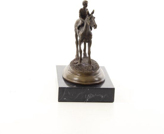 Bronzen beeld paard met ruiter A BRONZE SCULPTURE OF A HORSE AND RIDER Hoogte: 20,4 Breedte: 11,6 Lengte: 16,8  (BE-27)