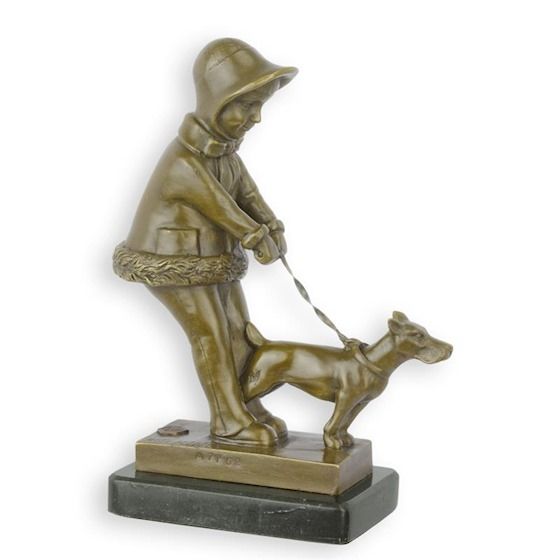 EEN BRONZEN SCULPTUUR VAN EEN JONG MEISJE DAT HAAR HOND UITLAAT  (BE-63)