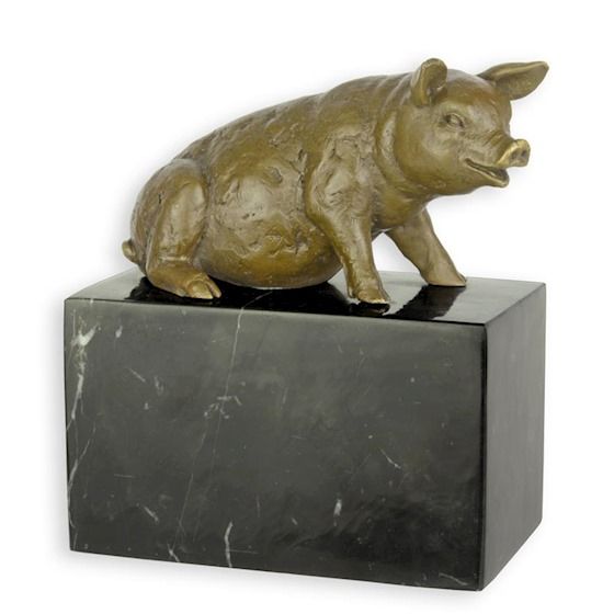 EEN BRONZEN SCULPTUUR VAN EEN ZITTEND VARKEN ( BE-47)