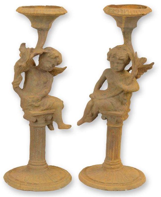 Gietijzeren putti kandelaars set – antieke zware gietijzeren kaarsenhouders met roestige uitstraling – decoratieve kaarsenstandaards voor vintage interieur en sfeervolle verlichting