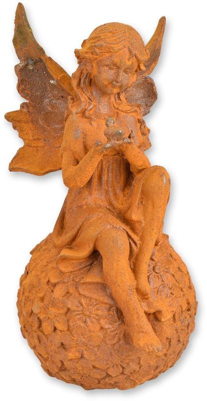 Elf Beeldje van roestig gietijzer – sfeervol fairy popje zittend op bol – decoratief ijzeren elfje voor tuin, interieur en vintage woondecoratie