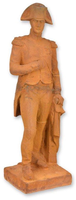 EEN ROESTIG GIETIJZEREN BEELD VAN NAPOLEON