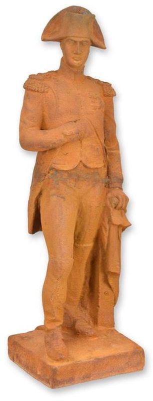 EEN ROESTIG GIETIJZEREN BEELD VAN NAPOLEON