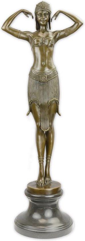 EEN BRONZEN SCULPTUUR VAN EEN SCARABEEDANSERES