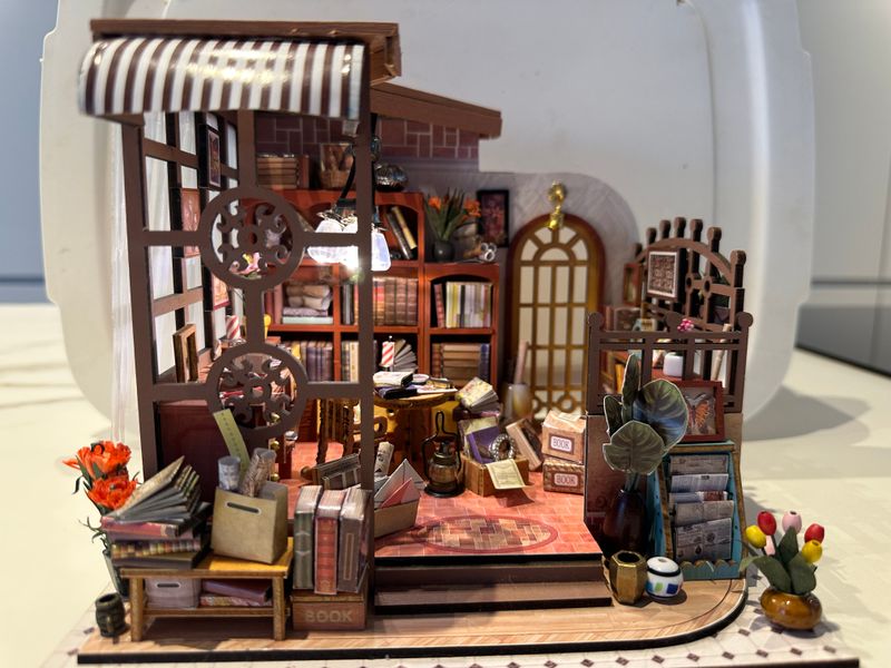 Miniatuur huisje met licht H 15,5 x B 17 x L 20 cm