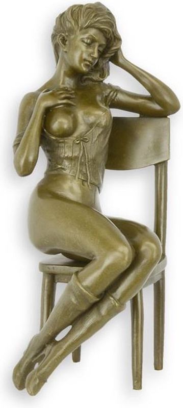 EEN EROTISCH BRONZEN BEELDHOUWWERK VAN EEN HALFNAAKTE VROUW OP STOEL, AN EROTIC BRONZE SCULPTURE OF A SEMI NUDE FEMALE ON CHAIR