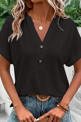 Voorkant zwarte blouse met knoopaccenten