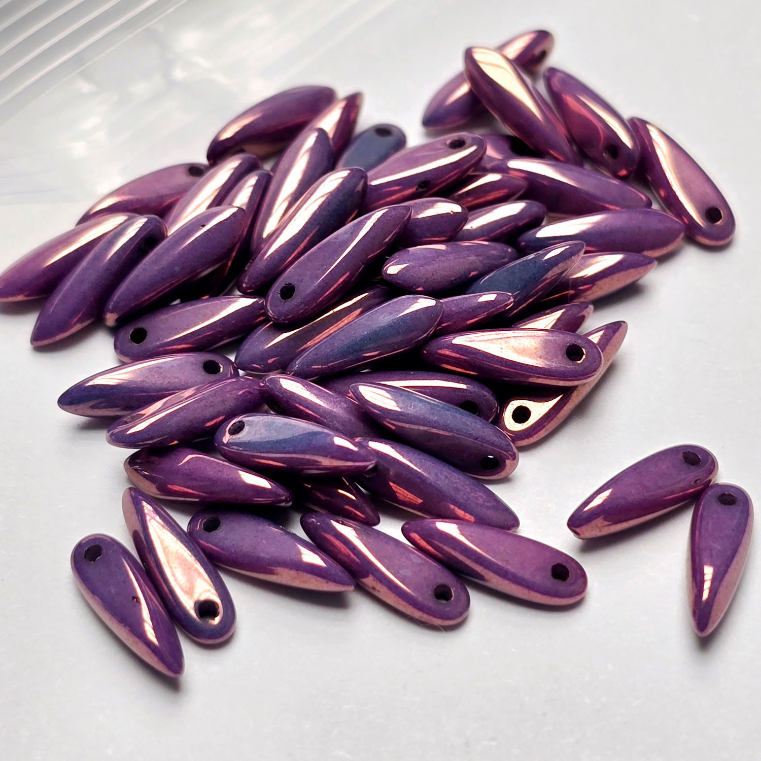 Daggers 3x11mm: Chalk White Lila Vega Luster *50 Pieces