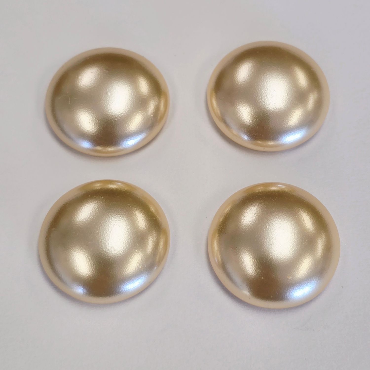 20mm Glass Pearl Cabochon: Cream 20mm Glass Pearl Cabochon: Cream