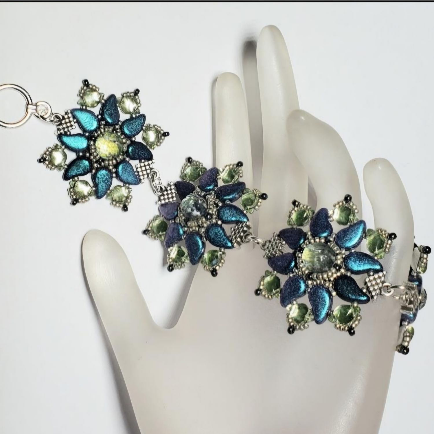 Free Pattern: Kalivia Petals Bracelet