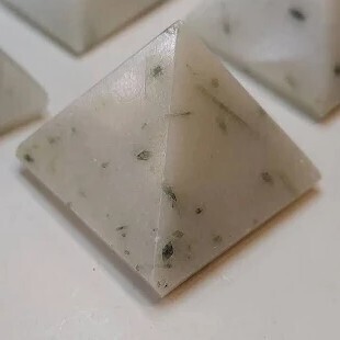 1.25&quot; Green Kyanite Pyramid